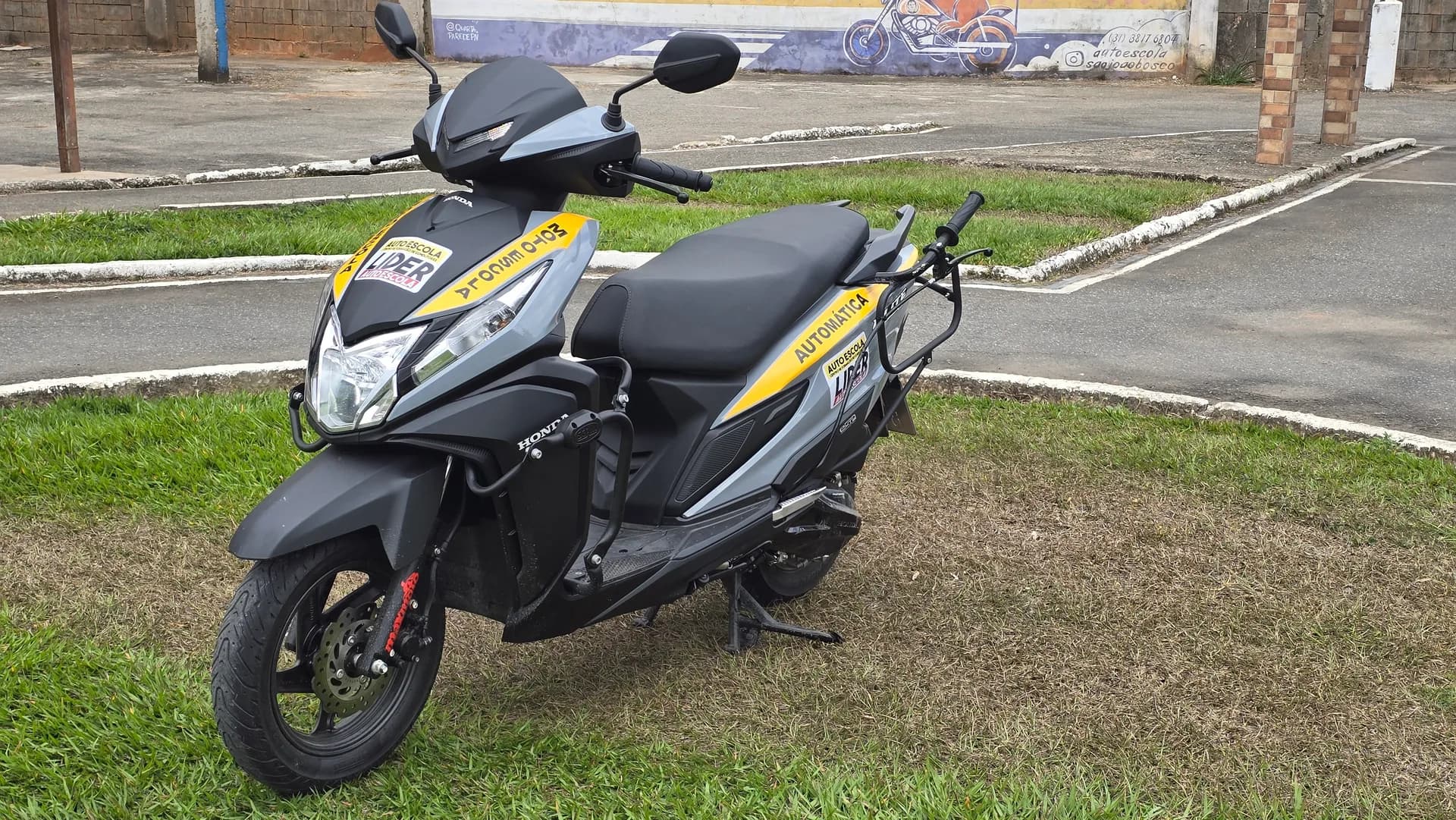 Moto automática Honda da Autoescola Líder na pista de treinamento.